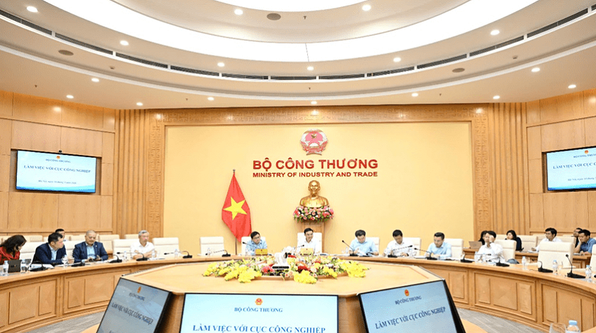 Quyền Bộ trưởng Lê Mạnh Hùng làm việc với Cục Công nghiệp về phát triển ngành công nghiệp. Ảnh: MOIT.