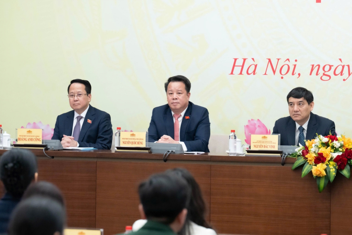 Các đại biểu tham gia họp báo. Ảnh: Quốc hội.