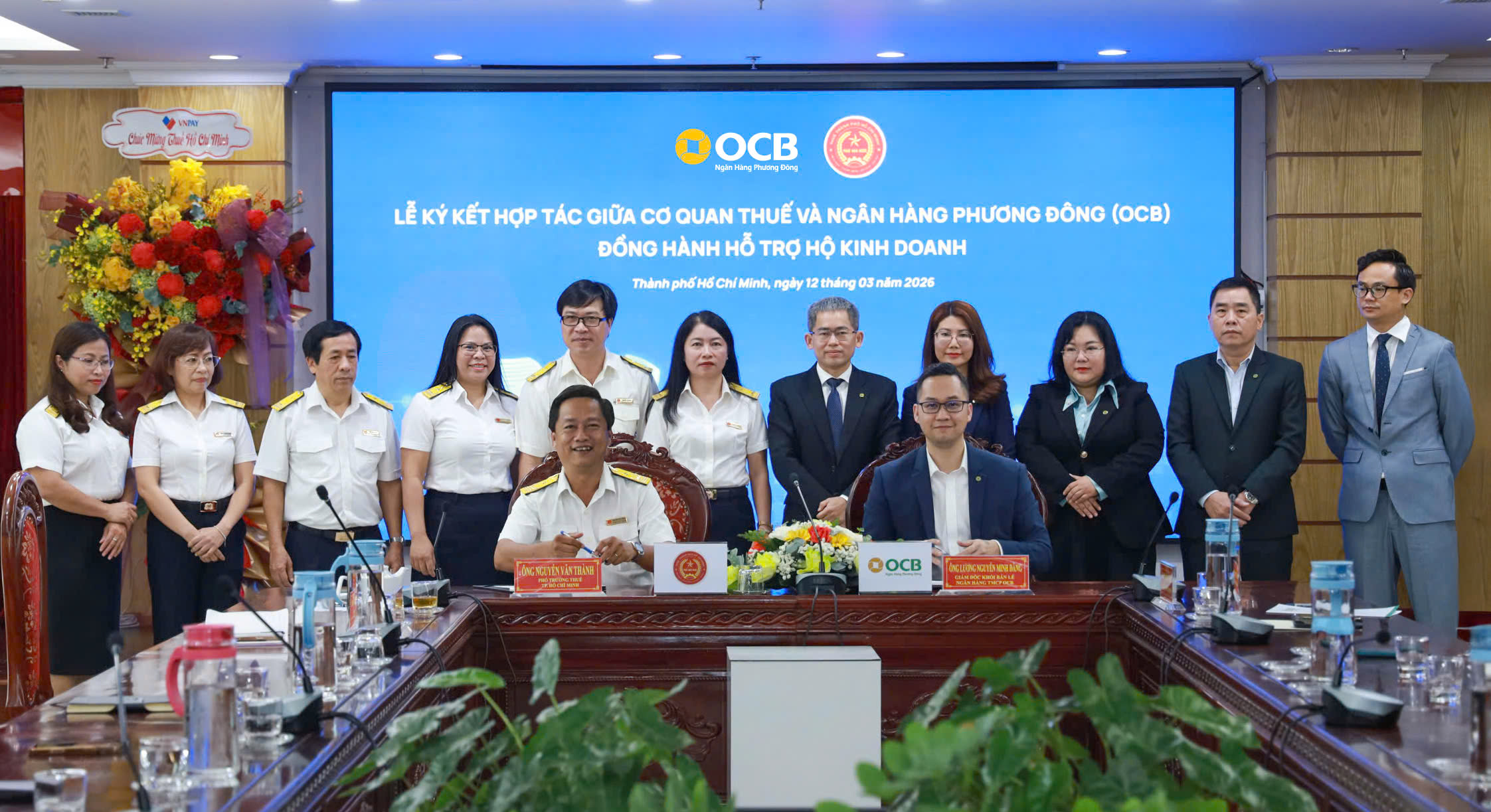 Đại diện Lãnh đạo OCB và Thuế TP. HCM thực hiện ký kết tại buổi lễ. Ảnh: OCB.