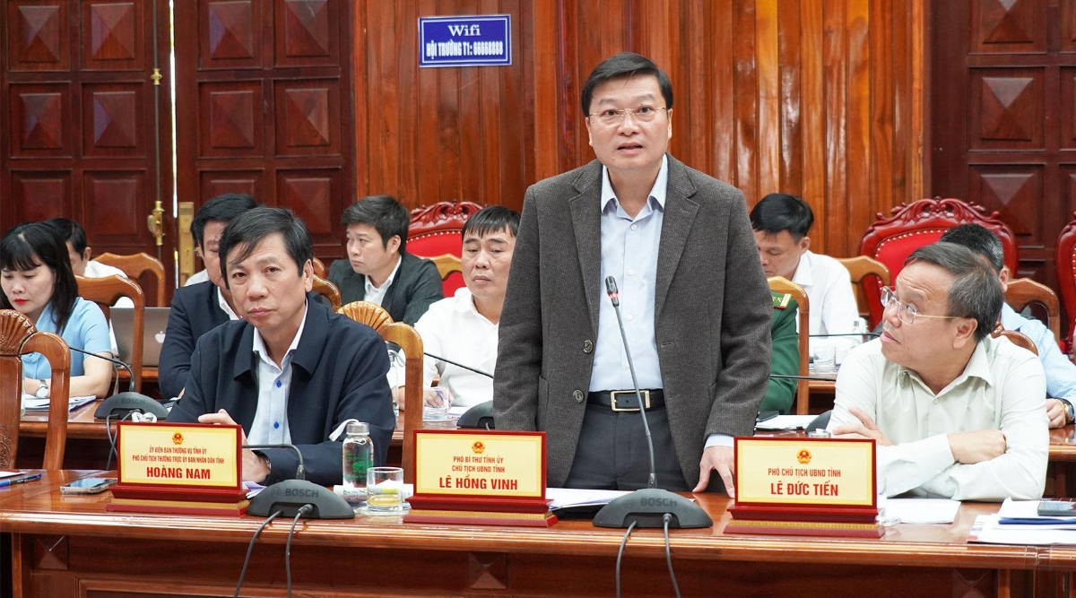 Chủ tịch UBND tỉnh Lê Hồng Vinh phát biểu kết luận buổi làm việc