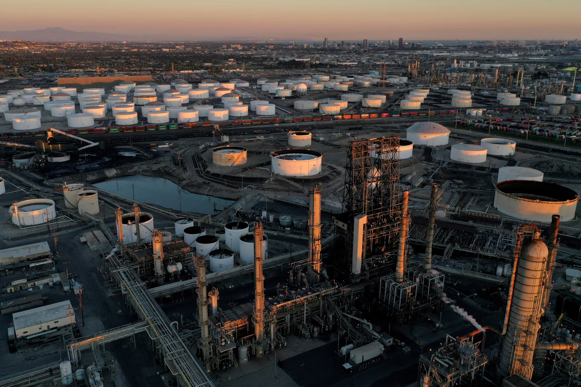 Một nhà máy lọc dầu ở Los Angeles, Mỹ - Ảnh: Reuters.