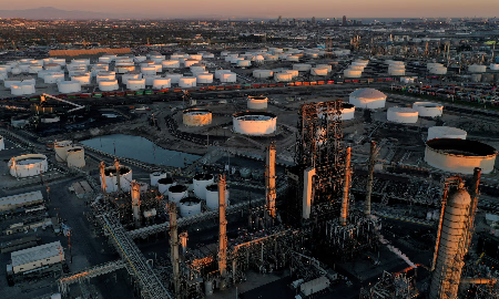 Một nhà máy lọc dầu ở Los Angeles, Mỹ - Ảnh: Reuters.