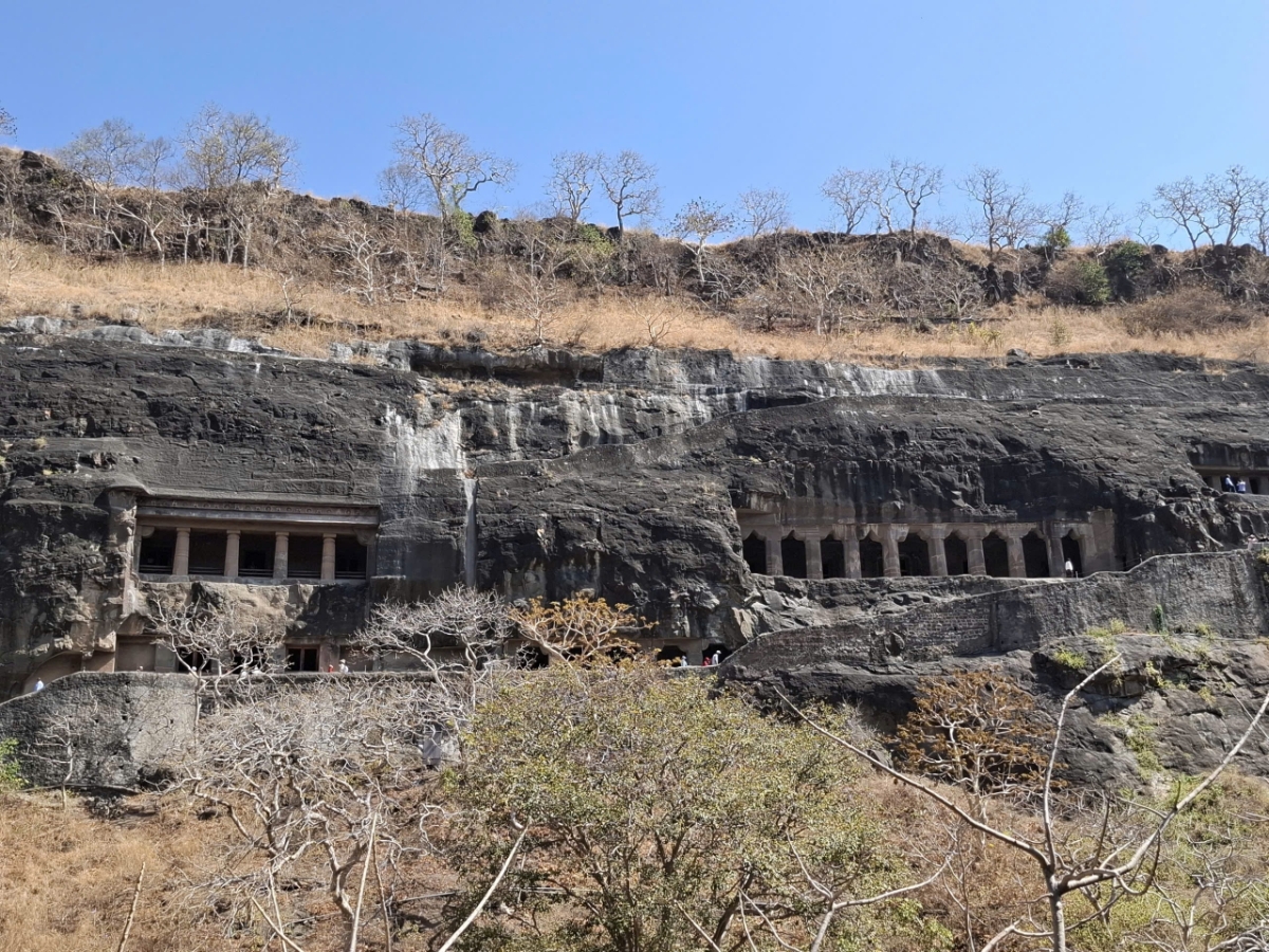 Các hang động đá tại Ajanta Caves được đục tạc trực tiếp vào vách đá bazan cách đây hơn 2.000 năm. Ảnh: Trọng Thoan