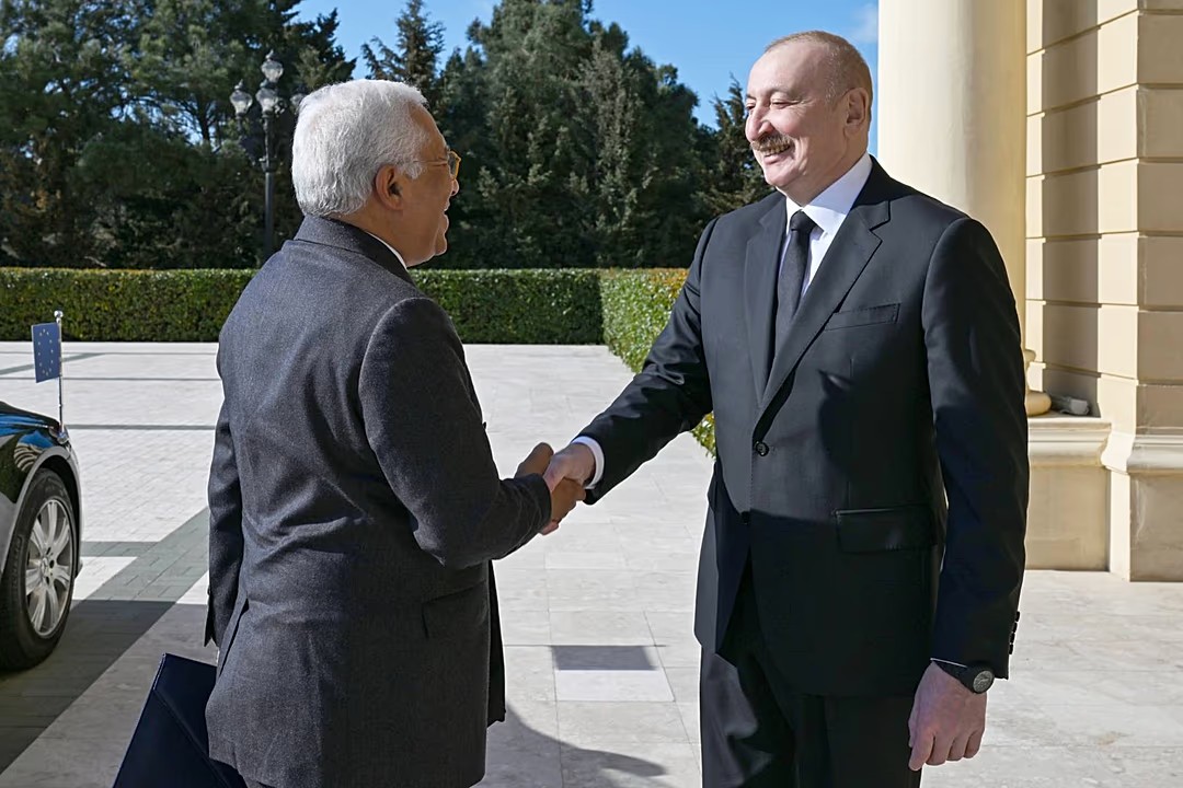 Tổng thống Azerbaijan Ilham Aliyev (phải) chào đón Chủ tịch Hội đồng châu Âu Antonio Costa tại Baku ngày 11/3/2026. Ảnh: AP.