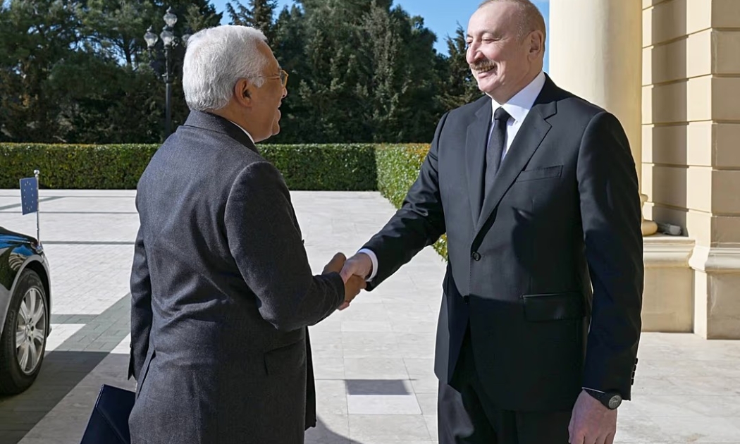 Tổng thống Azerbaijan Ilham Aliyev (phải) chào đón Chủ tịch Hội đồng châu Âu Antonio Costa tại Baku ngày 11/3/2026. Ảnh: AP.