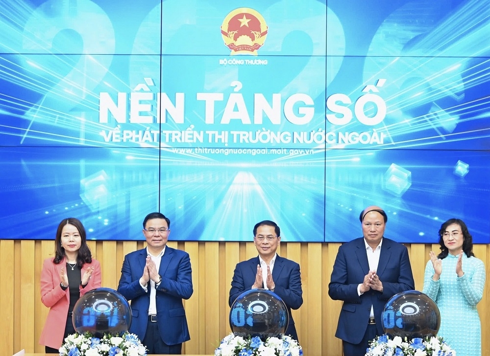 Phó Thủ tướng Bùi Thanh Sơn và Lãnh đạo Bộ Công Thương khai trương Nền tảng số về phát triển thị trường nước ngoài. Ảnh: Vũ Khuê.