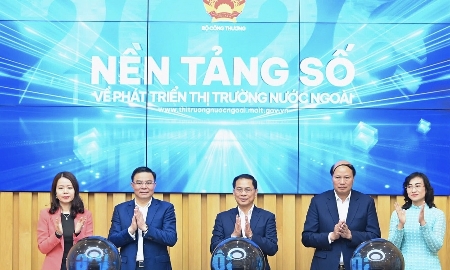 Phó Thủ tướng Bùi Thanh Sơn và Lãnh đạo Bộ Công Thương khai trương Nền tảng số về phát triển thị trường nước ngoài. Ảnh: Vũ Khuê.