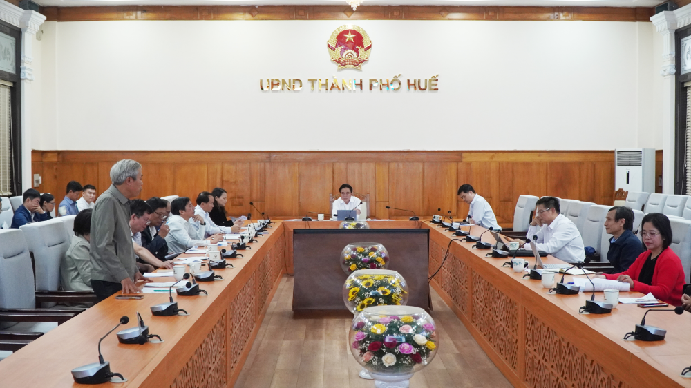 Các đại biểu trao đổi tại cuộc họp