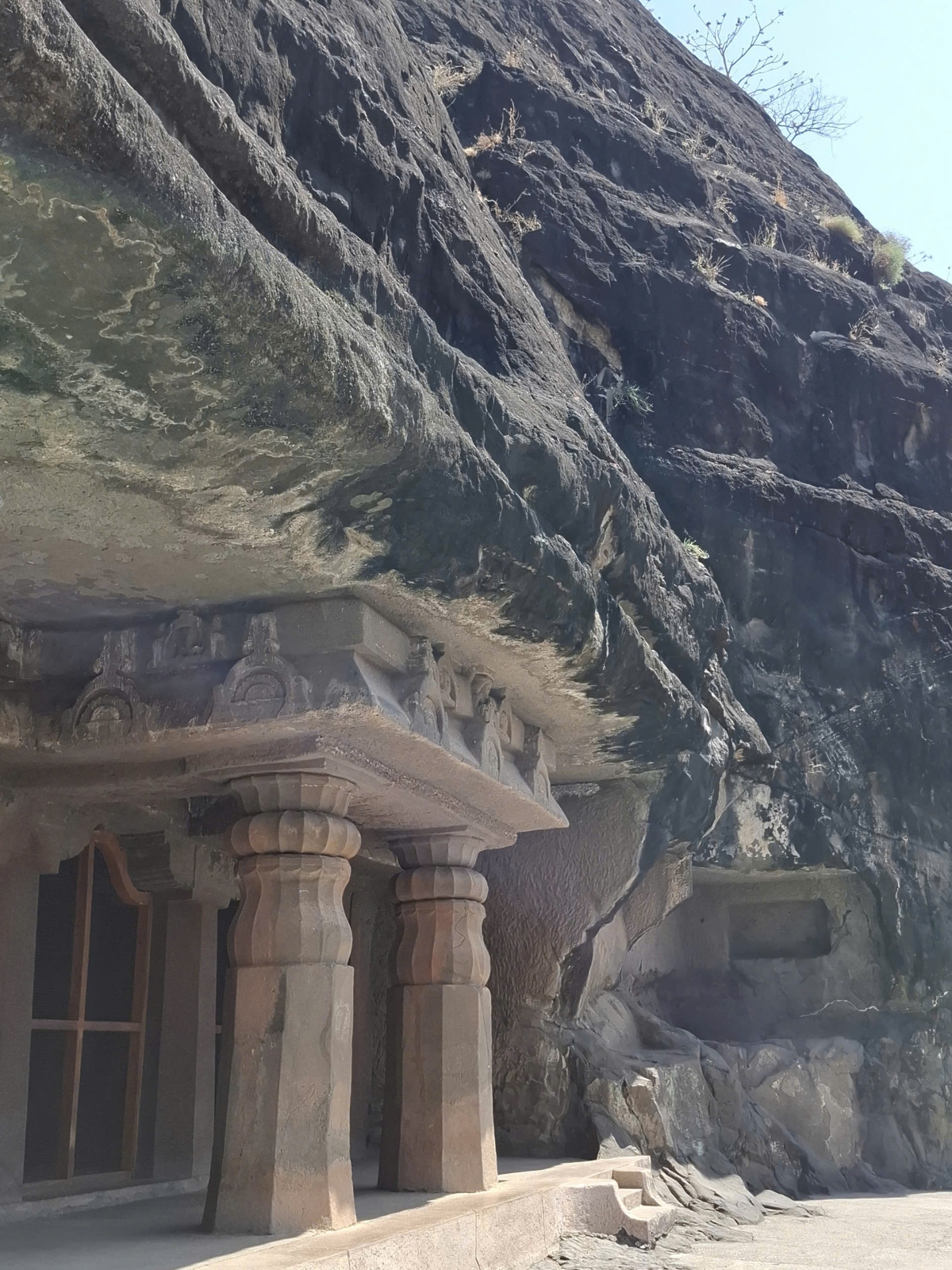 Lối vào hang động với các cột đá được chạm khắc tại Ajanta Caves. Ảnh: Trọng Thoan
