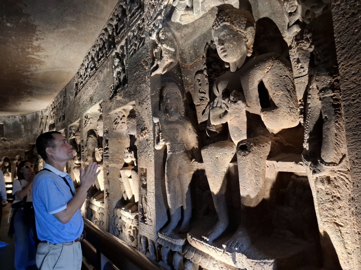 Các tượng Phật và phù điêu được tạc trực tiếp vào vách đá bên trong Ajanta Caves. Ảnh: Trọng Thoan
