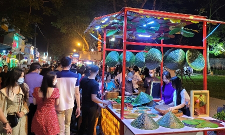 Huế tính chuyện “thức cùng du khách”