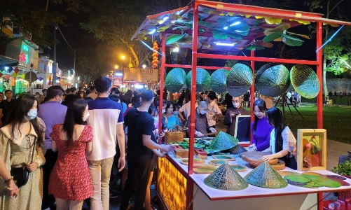 Huế tính chuyện “thức cùng du khách”