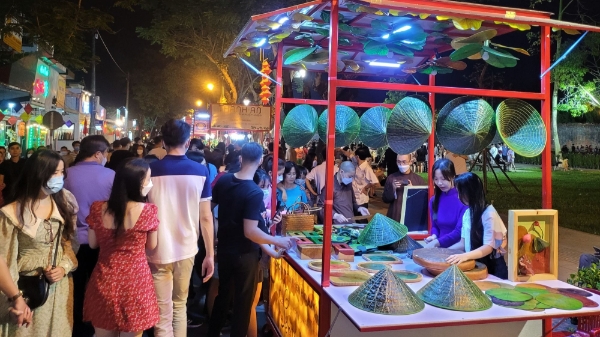 Huế tính chuyện “thức cùng du khách”