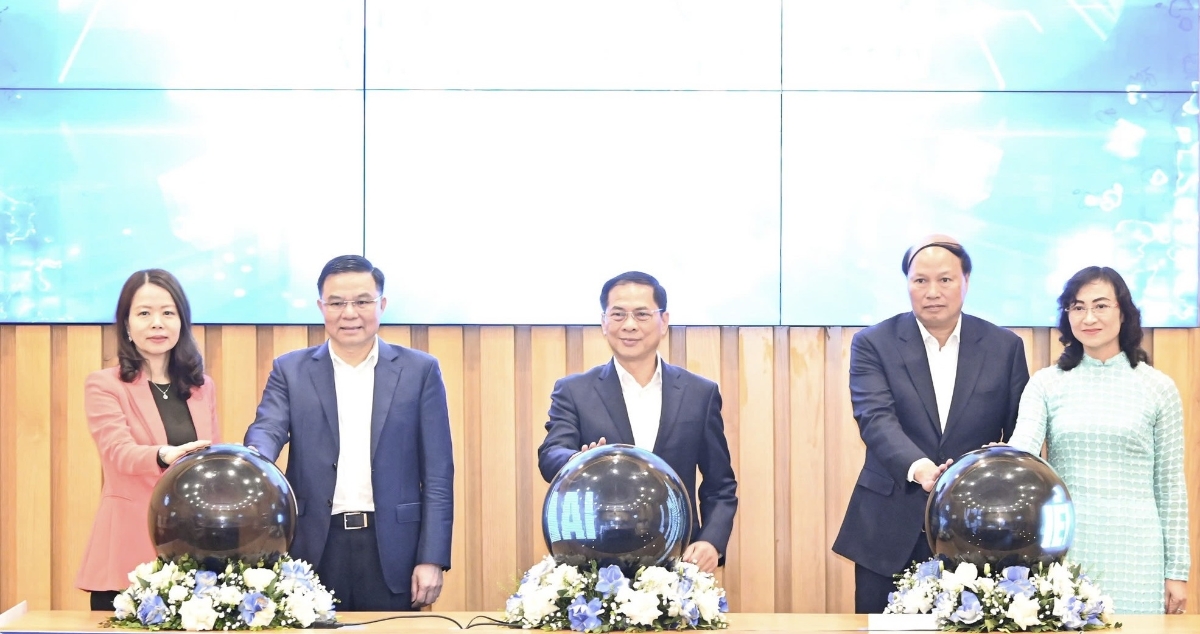 Bấm nút khai trương Nền tảng số về phát triển thị trường nước ngoài. Ảnh: Vũ Khuê.