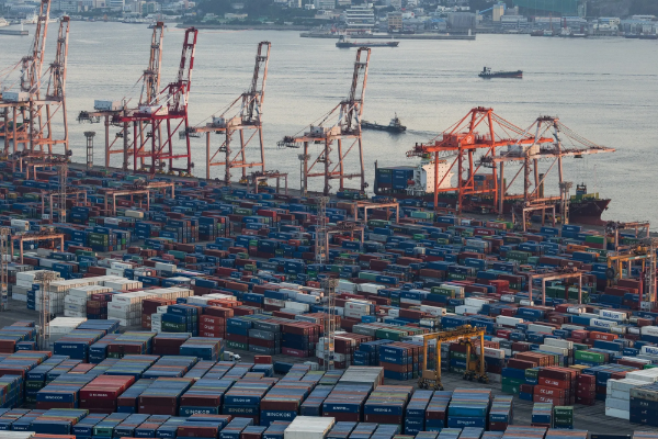 Cảng Busan của Hàn Quốc - Ảnh: Bloomberg.