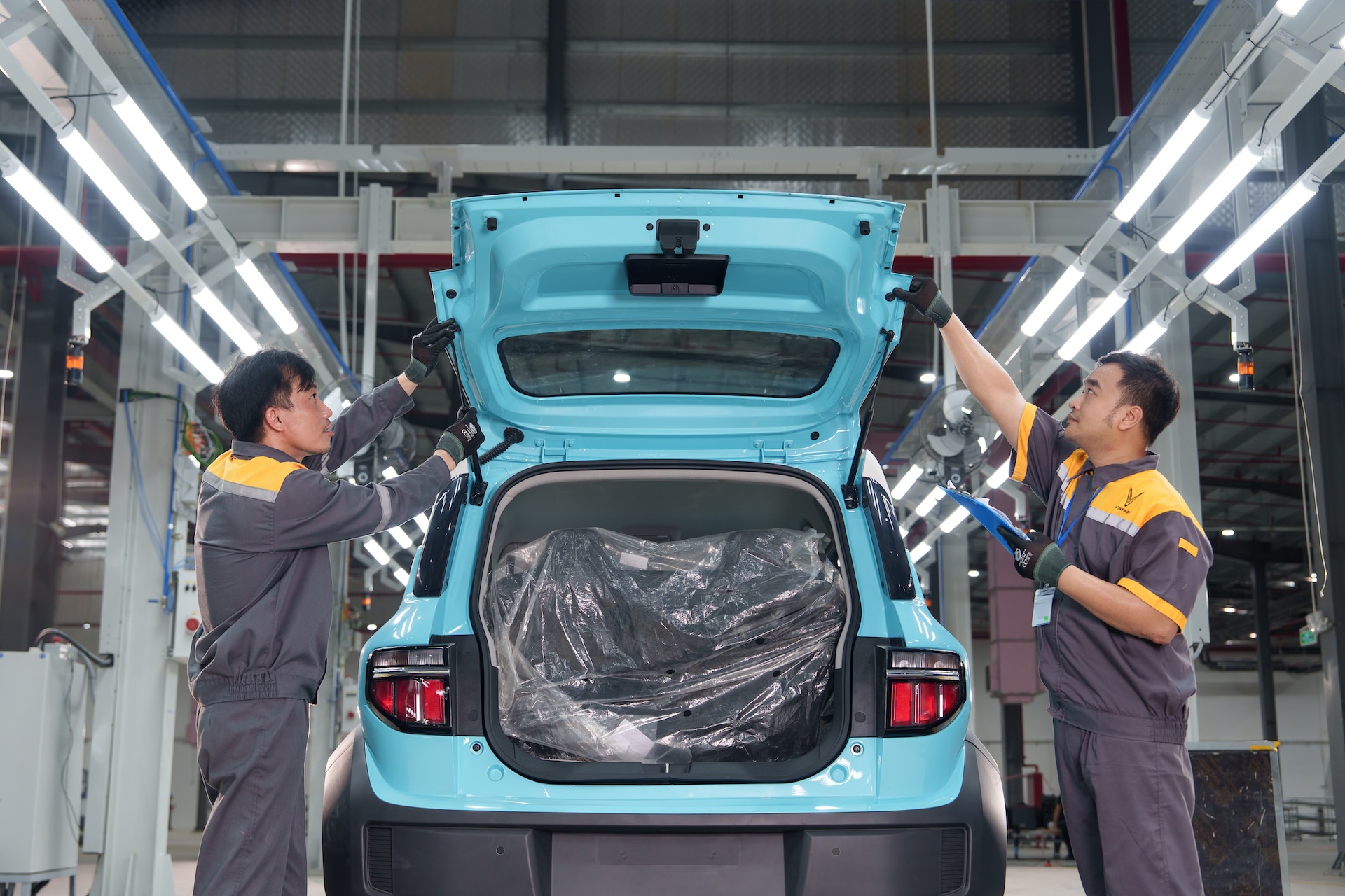 Từ số liệu của Cục Thống kê và số liệu của VAMA, VinFast, TC Motor (chưa gồm số liệu một số hãng không công bố) có thể thấy thị trường đang dư cung khoảng gần 47.000 xe. Cộng với hơn 100.000 xe từ năm 2025 còn tồn, thị trường Việt đang dư cung gần 140.000 xe.