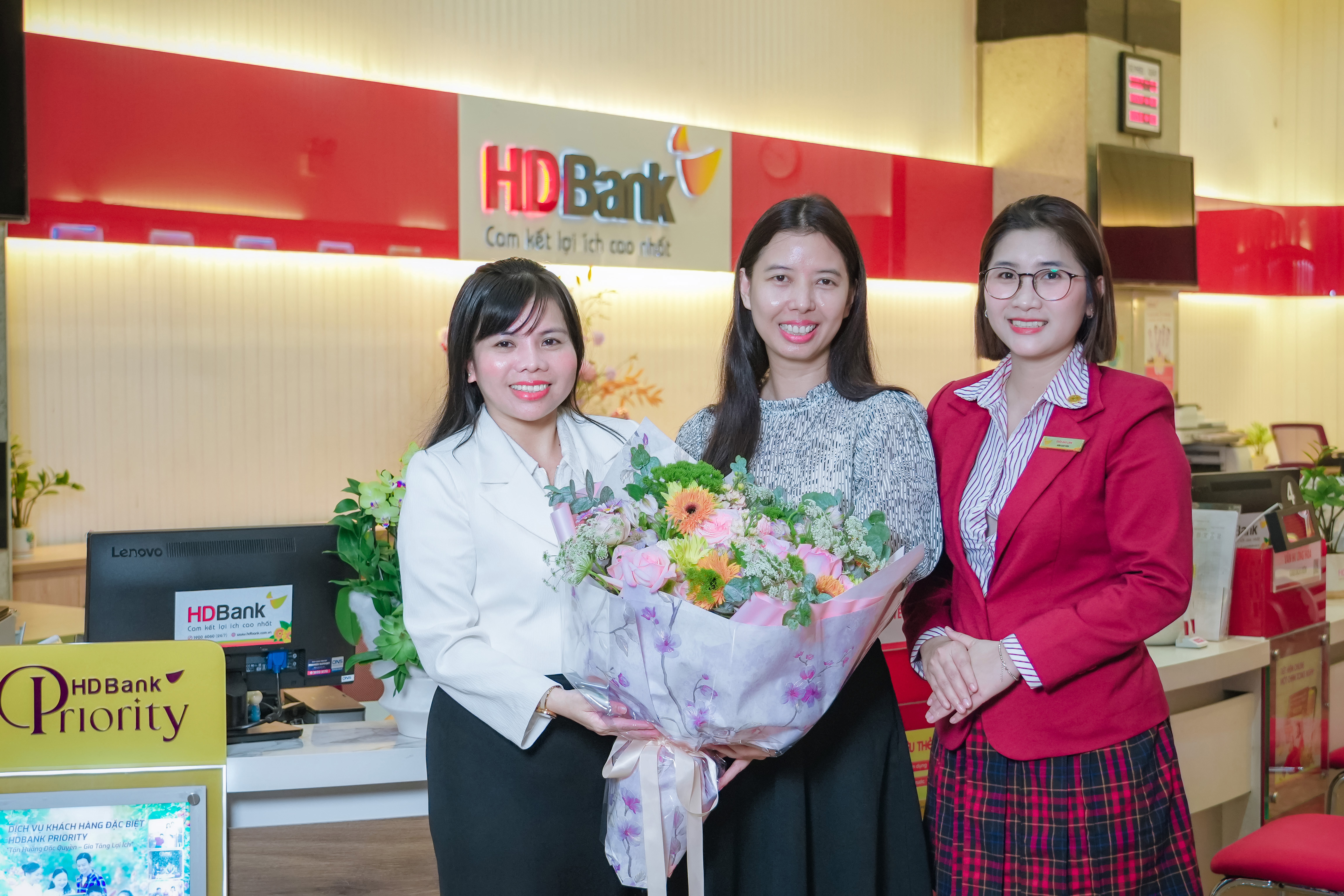 Chị Lê Quang Hạnh Phúc (TP.HCM) đã trở thành chủ nhân của giải thưởng lớn nhất - Sổ tiết kiệm 3 tỷ đồng. Ảnh:  HDBank.