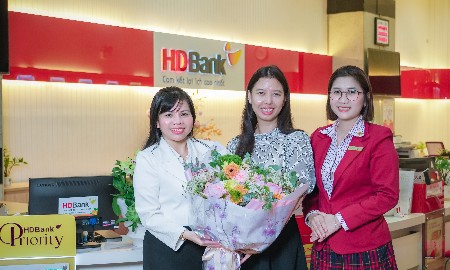 Chị Lê Quang Hạnh Phúc (TP.HCM) đã trở thành chủ nhân của giải thưởng lớn nhất - Sổ tiết kiệm 3 tỷ đồng. Ảnh: HDBank.