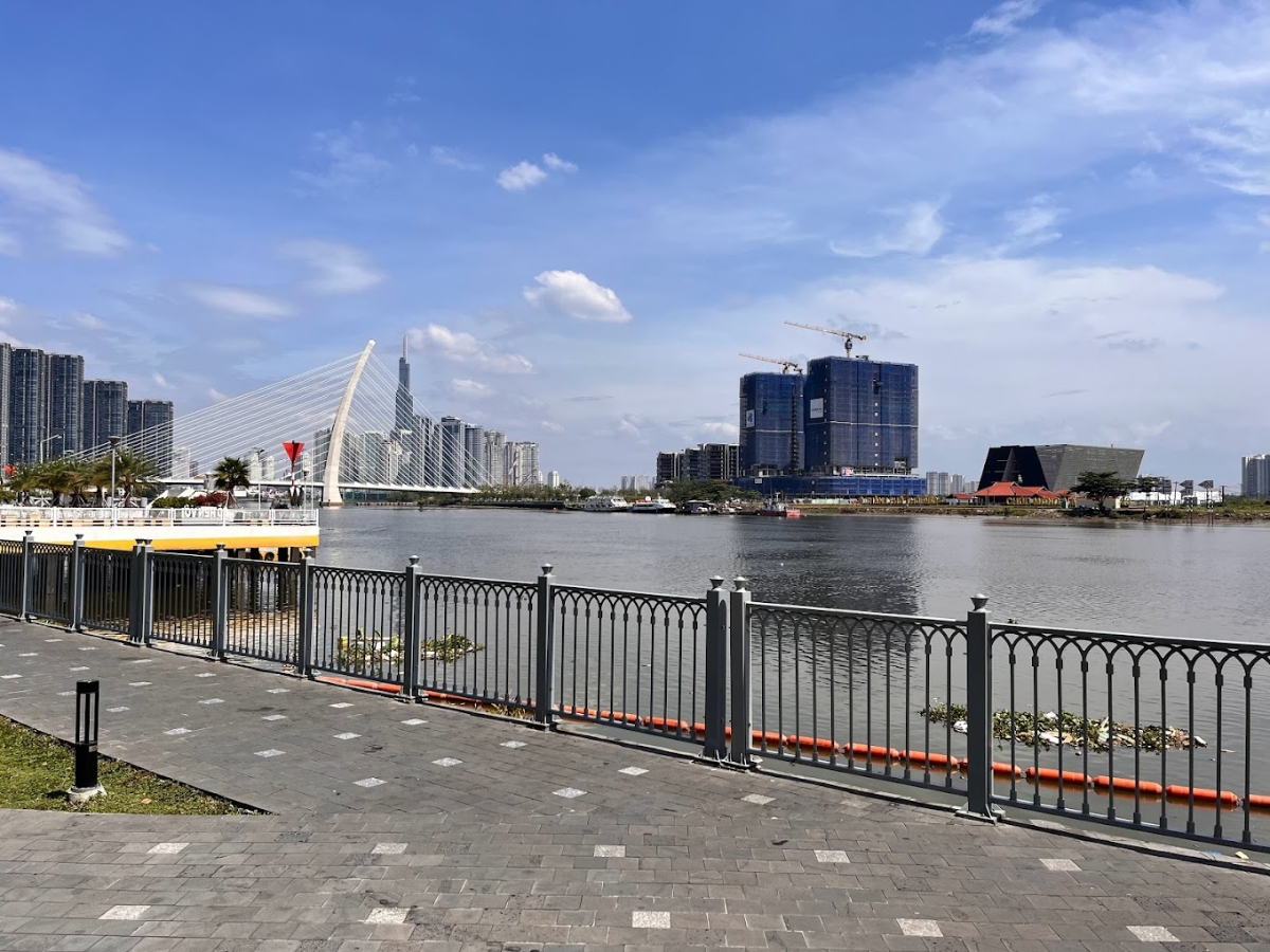 Công viên bờ sông Sài Gòn phía quận 1 nhìn về Thủ Thiêm, nơi có cầu Ba Son bắc qua. Ảnh internet