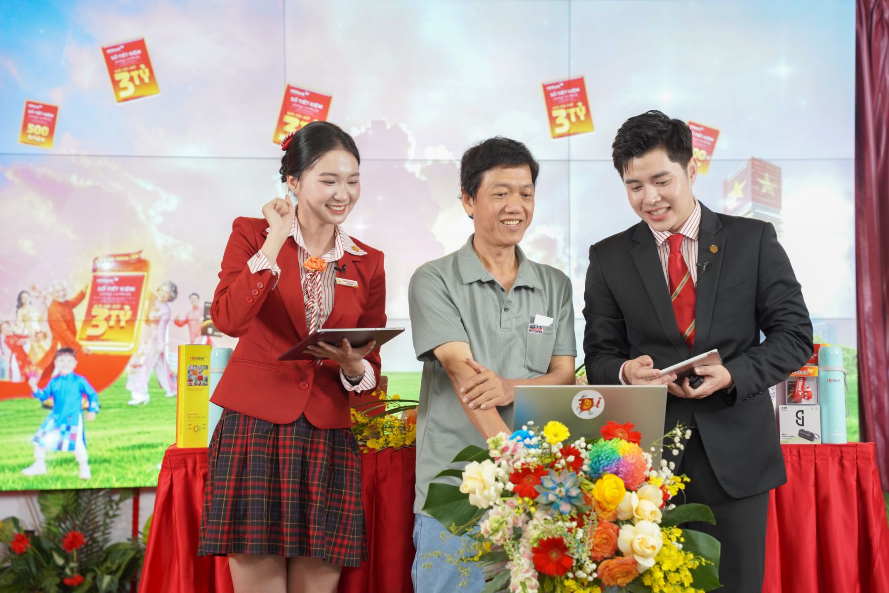 Khách hàng hào hứng đến tham gia lễ quay số công khai của HDBank. Ảnh:  HDBank.