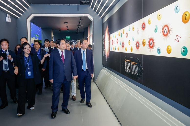 Thủ tướng Phạm Minh Chính tham quan Bảo tàng vũ trụ Việt Nam tại Khu Công nghệ cao Hoà Lạc - Ảnh: VGP. 
