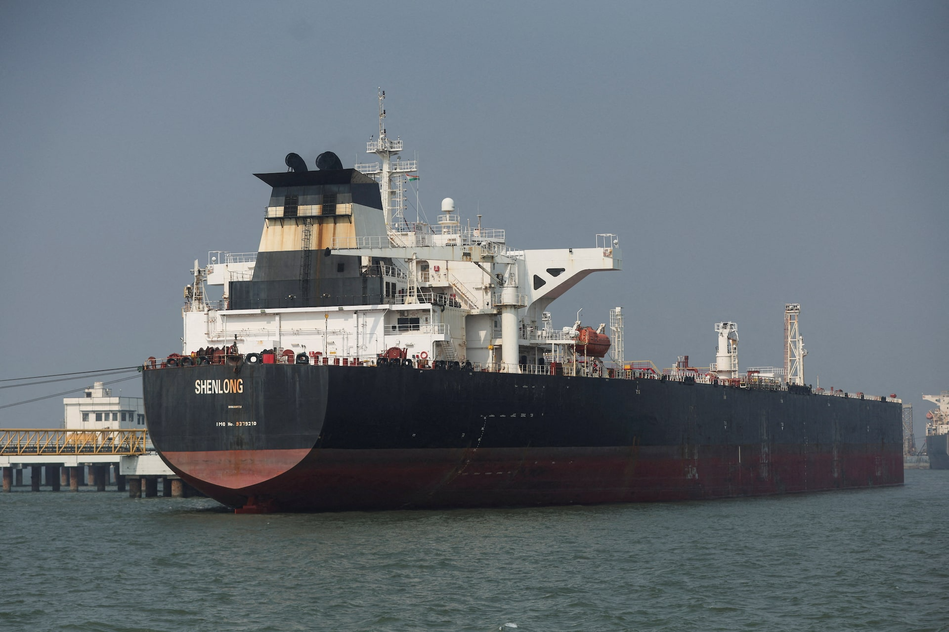 Tàu chở dầu Shenlong treo cờ Liberia, thuộc nhóm Suezmax và chở dầu thô từ Saudi Arabia, cập cảng tại Mumbai, Ấn Độ, ngày 12/3/2026 - Ảnh: Reuters