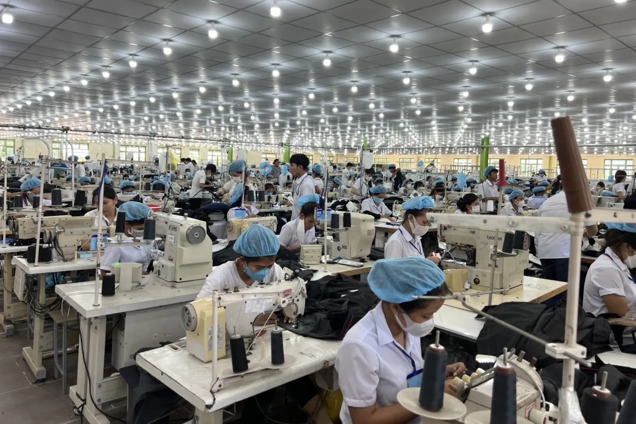 Các nhà sản xuất cho biết hiện các nhà cung cấp sợi đang phải điều chỉnh giá một, thậm chí hai lần mỗi ngày để theo kịp biến động của thị trường dầu thô.