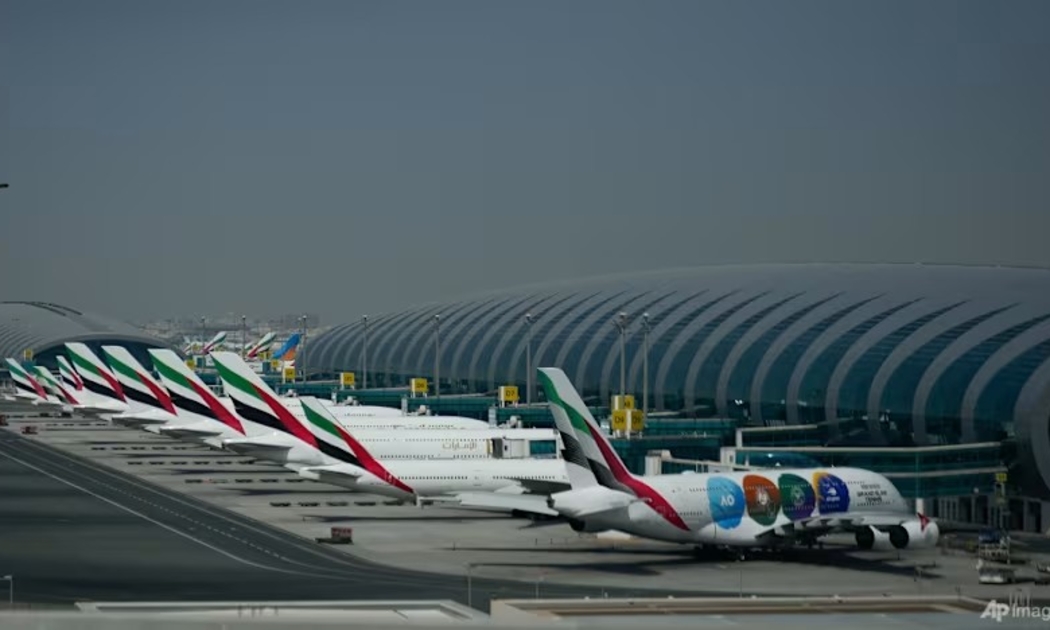 Máy bay của Emirates đỗ tại Sân bay Quốc tế Dubai sau khi sân bay này phải đóng cửa. Ảnh: AP/Altaf Qadri