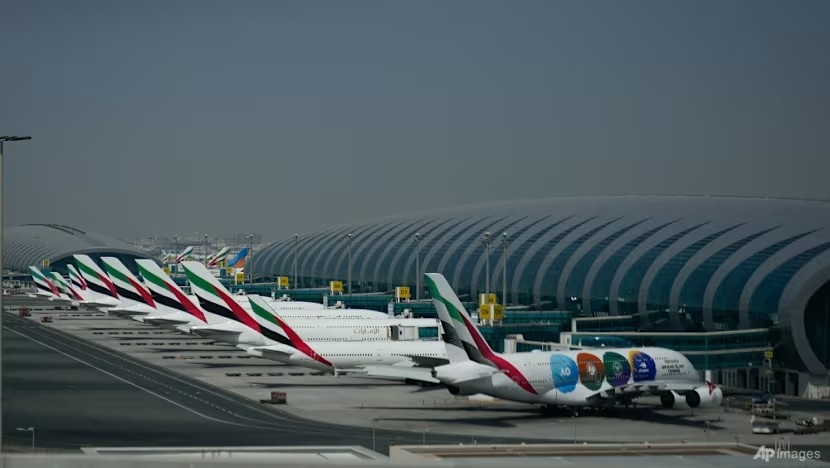 Máy bay của Emirates đỗ tại Sân bay Quốc tế Dubai sau khi sân bay này phải đóng cửa. Ảnh: AP/Altaf Qadri