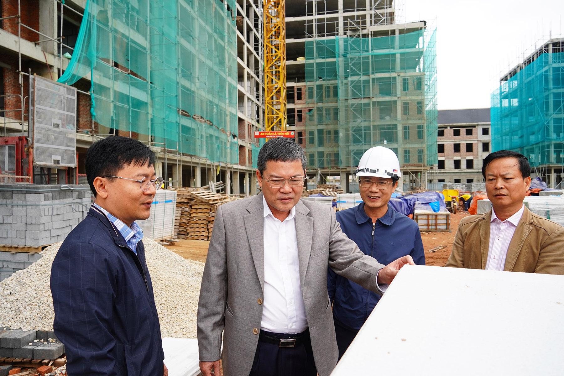 Phó Chủ tịch UBND tỉnh Quảng Trị Phan Phong Phú kiểm tra các hạng mục xây dựng Dự án nhà ở xã hội Bảo Ninh 1