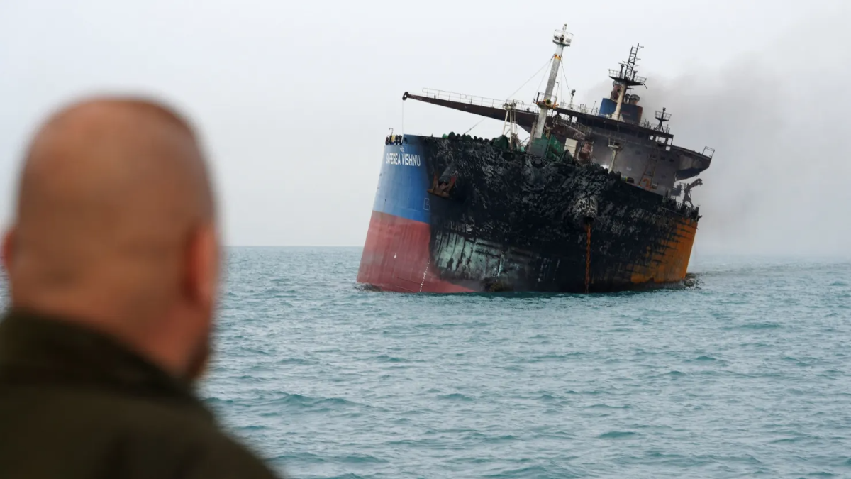 Một tàu chở dầu nước ngoài chở dầu nhiên liệu của Iraq bị hư hại sau các vụ tấn công gần Basra, Iraq, ngày 12/3/2026 - Ảnh: Reuters