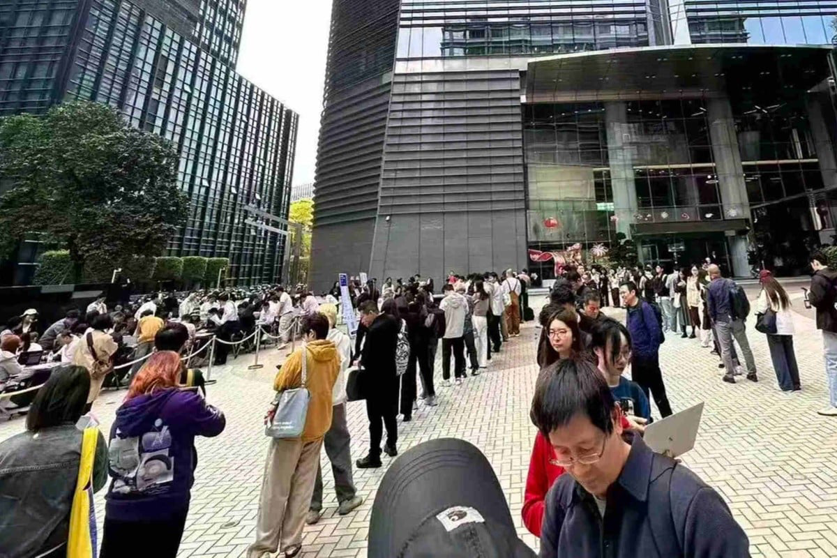 Hình ảnh hàng dài người chờ cài đặt OpenClaw miễn phí tại Trung Quốc mới đây. Ảnh: SCMP