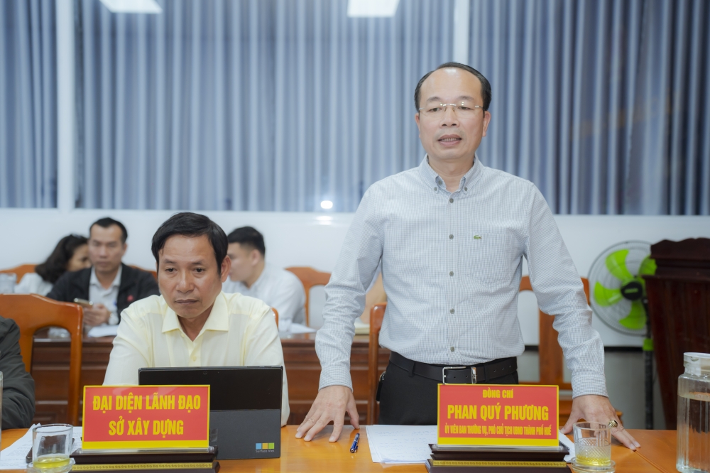 Ông Phan Quý Phương,&nbsp; Phó Chủ tịch UBND thành phố Huế trao đổi tại buổi làm việc