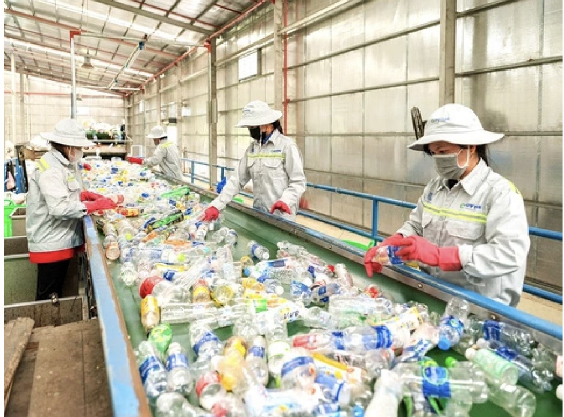 Để tuân thủ EPR, các doanh nghiệp có thể lựa chọn hình thức tự tái chế; thuê hoặc ủy quyền cho bên khác thực hiện nghĩa vụ hoặc đóng góp tài chính vào quỹ bảo vệ môi trường. Ảnh minh họa