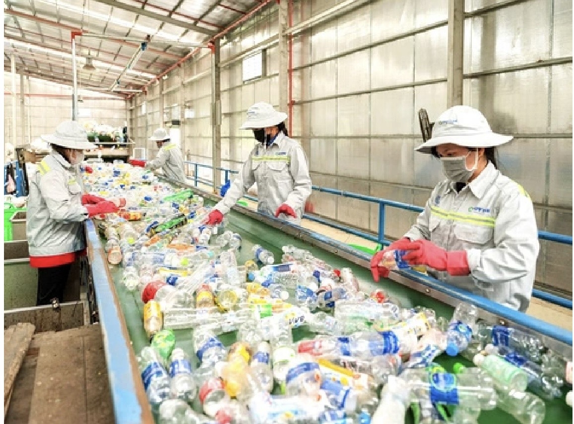 Để tuân thủ EPR, các doanh nghiệp có thể lựa chọn hình thức tự tái chế; thuê hoặc ủy quyền cho bên khác thực hiện nghĩa vụ hoặc đóng góp tài chính vào quỹ bảo vệ môi trường. Ảnh minh họa