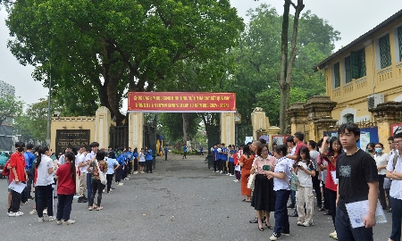 Bắt đầu từ năm học 2026 -2027, học sinh chưa có hộ khẩu tại Hà Nội dự kiến sẽ có cơ hội vào những trường công lập như Chu Văn An, Phan Đình Phùng...