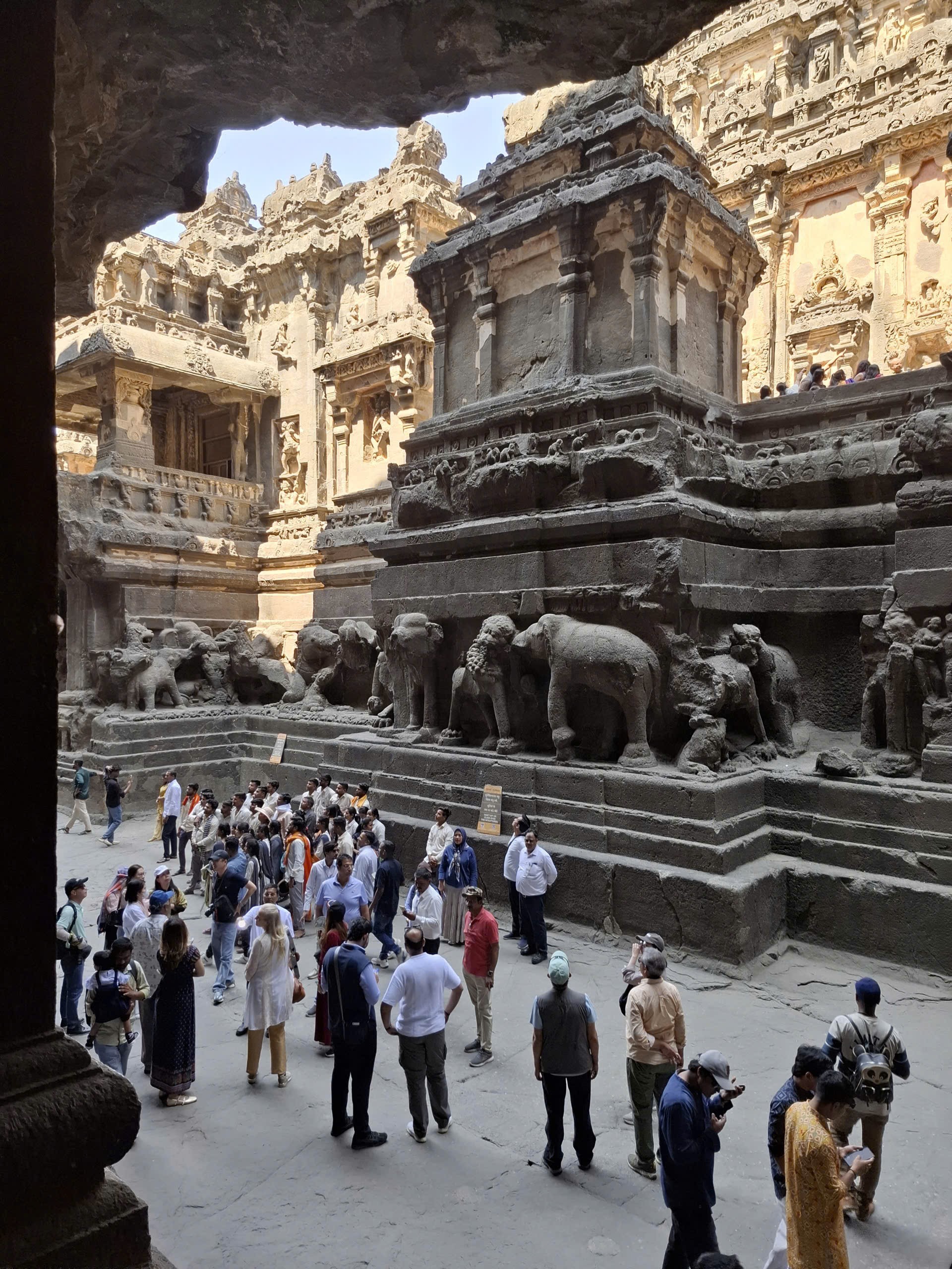 Đối với bang Maharashtra, Ellora không chỉ là niềm tự hào văn hóa mà còn là một tài sản chiến lược trong ngành du lịch. Ảnh: Trọng Thoan