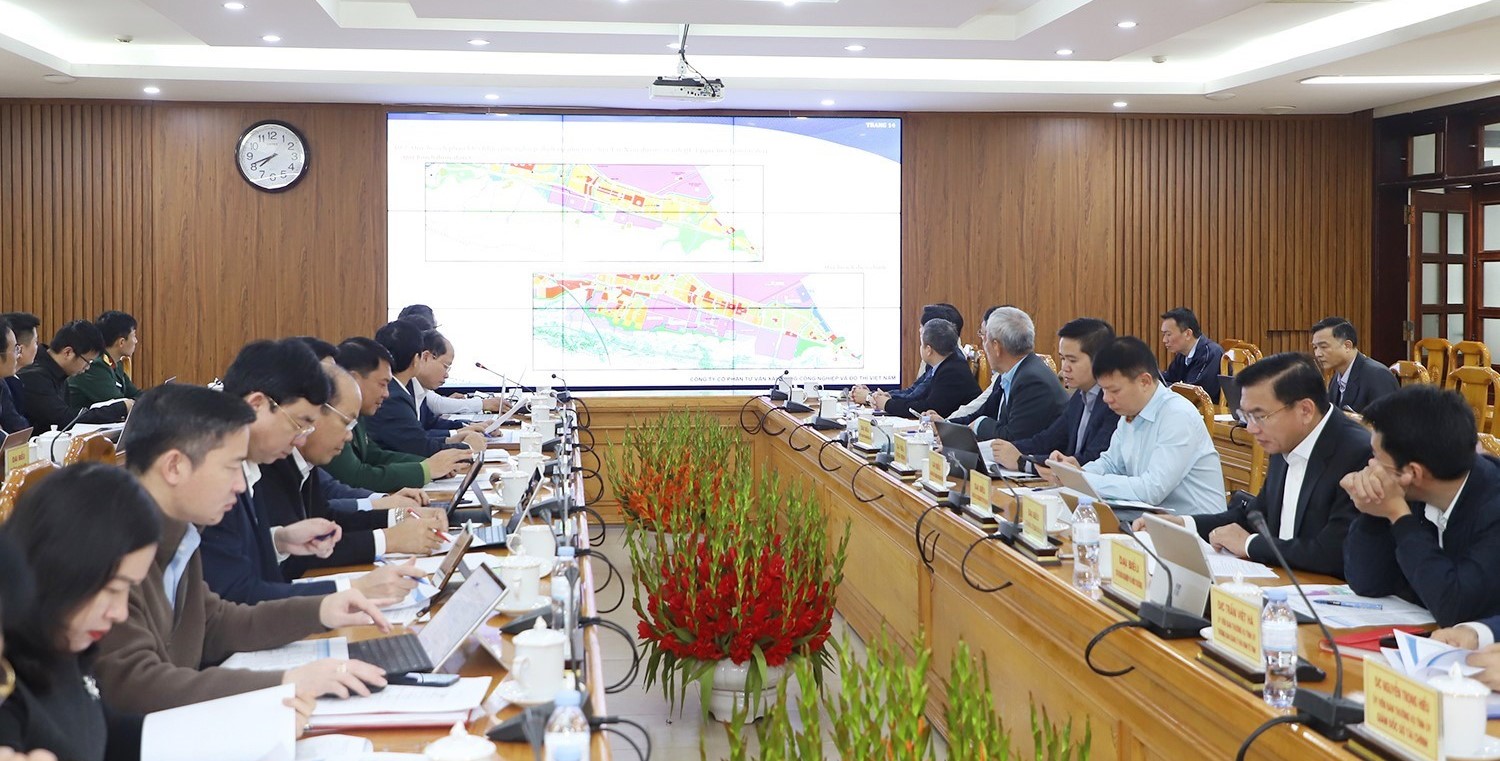 Đại biểu theo dõi sơ đồ trình chiếu các nội dung đồ án điều chỉnh Quy hoạch chung xây dựng Khu kinh tế Vũng Áng đến năm 2050. Ảnh: Ngọc Loan