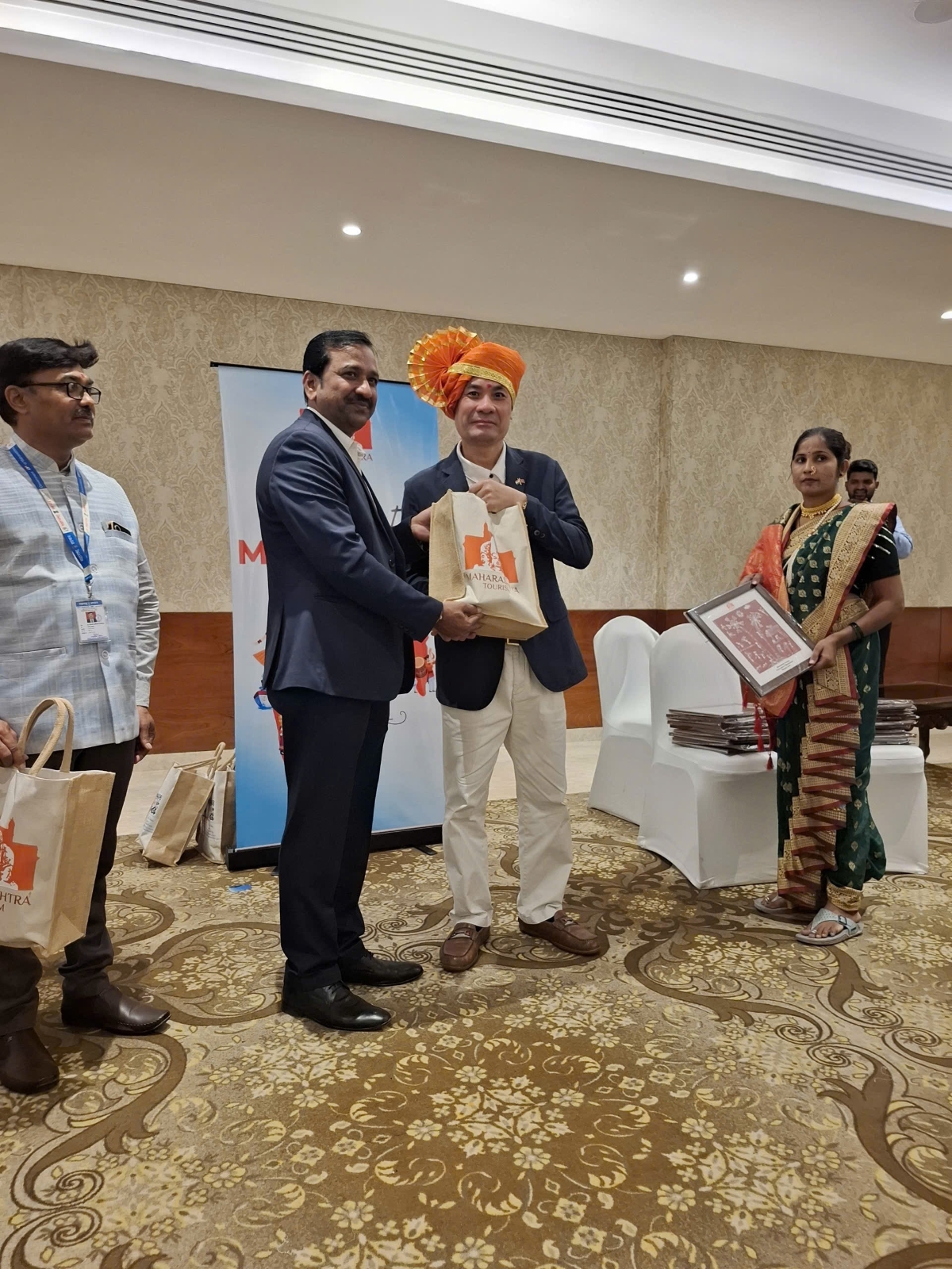 Đại diện VnEconomy nhận quà lưu niệm từ ông Vijay Jadhav, Phó Cục trưởng Cục Du lịch bang Maharashtra. Ảnh: Trọng Thoan
