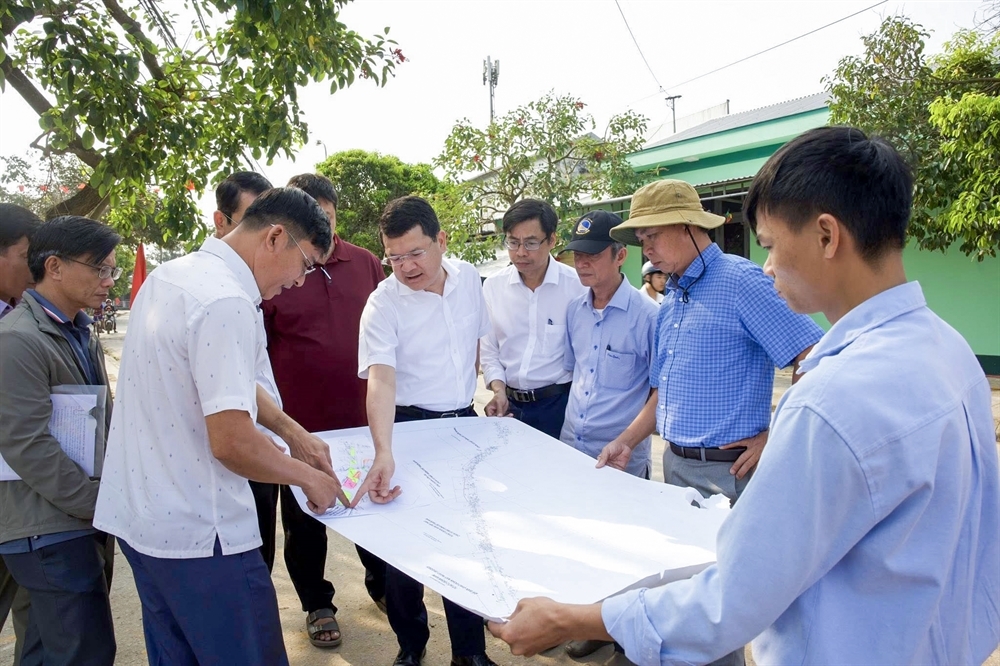 Phó Chủ tịch UBND thành phố Huế Hoàng Hải Minh kiểm tra tuyến đường bộ ven biển và cầu qua cửa Thuận An