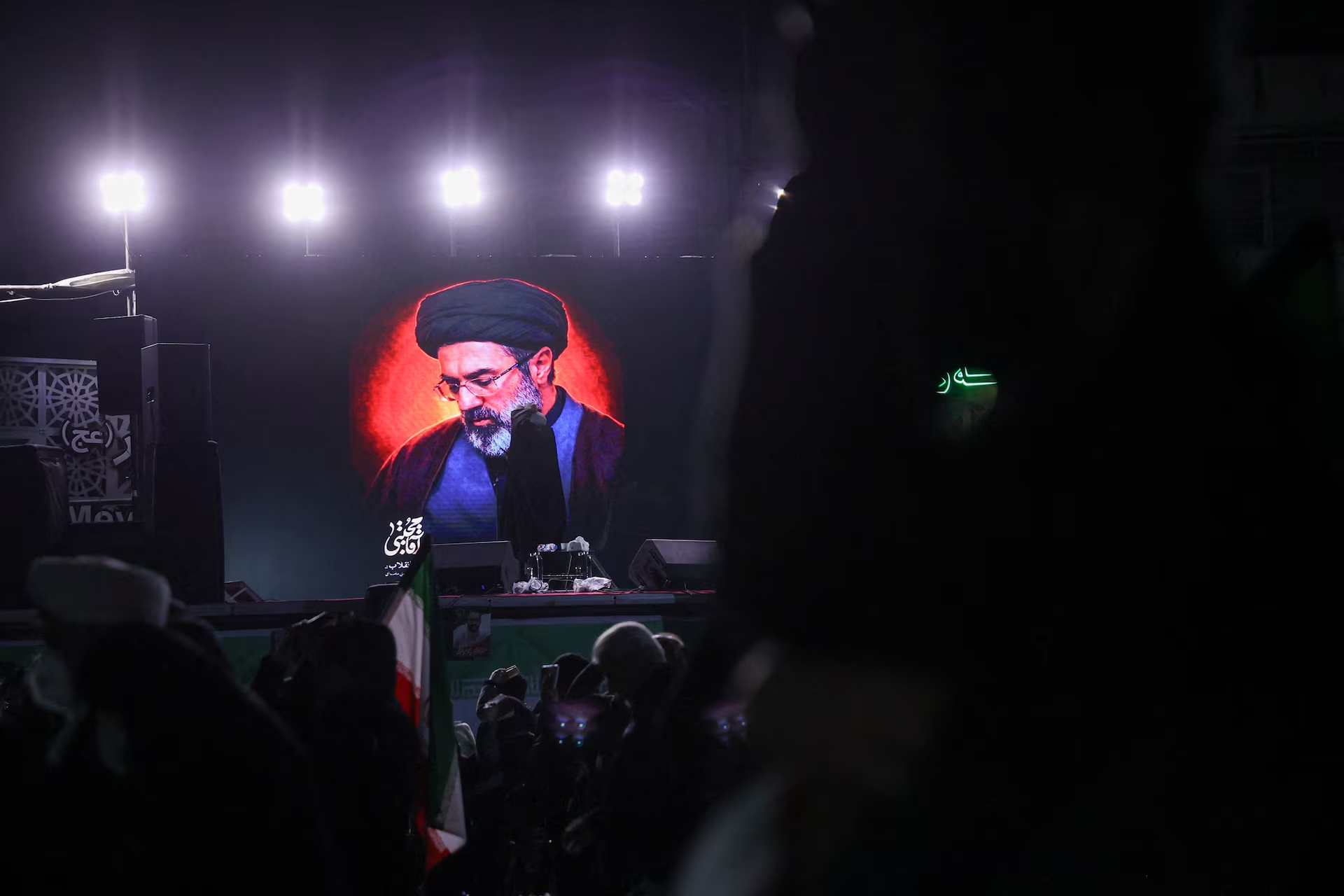 Ảnh của đại giáo chủ Mojtaba Khamenei, nhà lãnh đạo tối cao mới của Iran, trên một màn hình lớn ở Tehran hôm 9/3 - Ảnh: WANA/Reuters.
