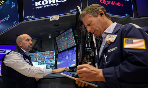 Chứng khoán Mỹ giảm điểm sau báo cáo lạm phát và GDP, giá dầu vẫn tăng