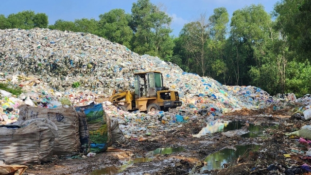 Hàng loạt bãi rác quá tải, Quảng Trị gấp rút tìm giải pháp xử lý