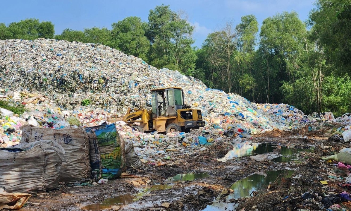 Bãi rác tập trung huyện Gio Linh (cũ) đã quá tải. Ảnh: Khánh Anh