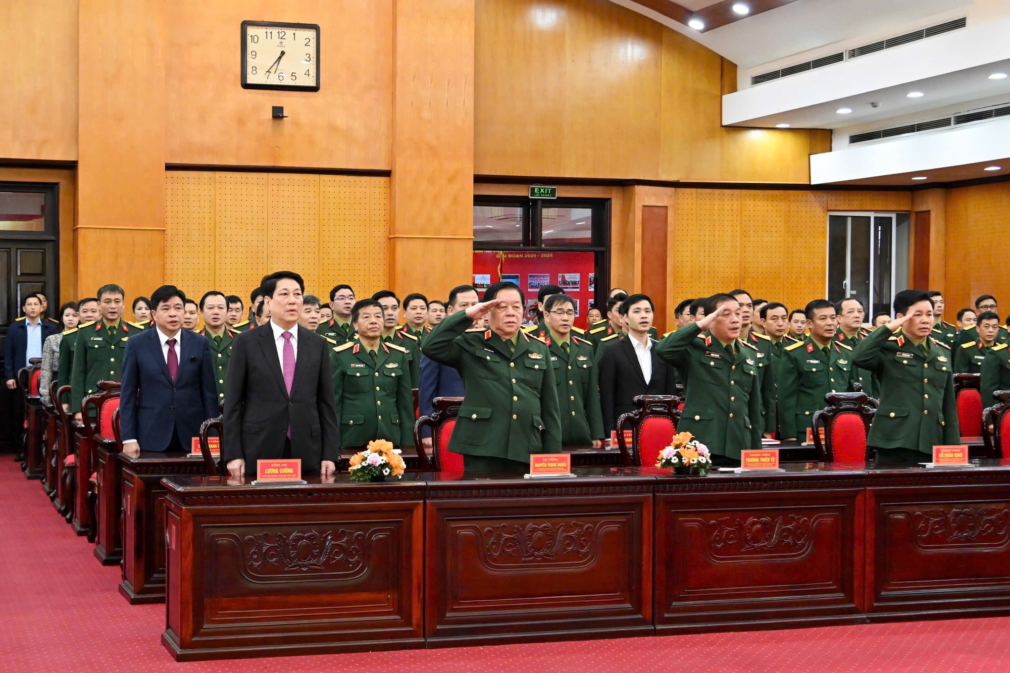 Chủ tịch nước Lương Cường; Đại tướng Nguyễn Trọng Nghĩa, Ủy viên Bộ Chính trị, Bí thư Trung ương Đảng, Chủ nhiệm Tổng cục Chính trị Quân đội nhân dân Việt Nam dự lễ chào cờ khai mạc ngày bầu cử tại Khu vực bỏ phiếu số 26, phường Hoàn Kiếm, thành phố Hà Nội. Báo Chính phủ.