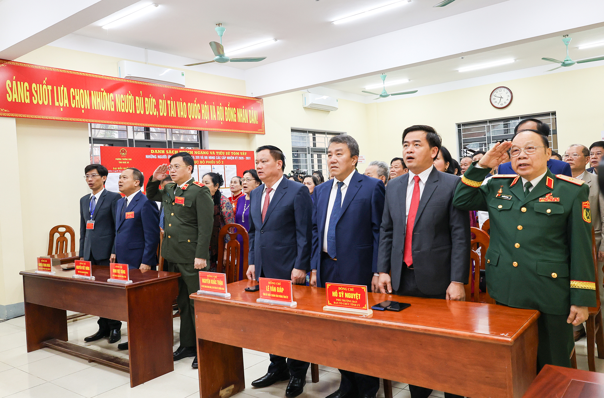 Bí thư Tỉnh uỷ Nghệ An Nguyễn Khắc Thận cùng các đại biểu thực hiện nghi thức chào cờ