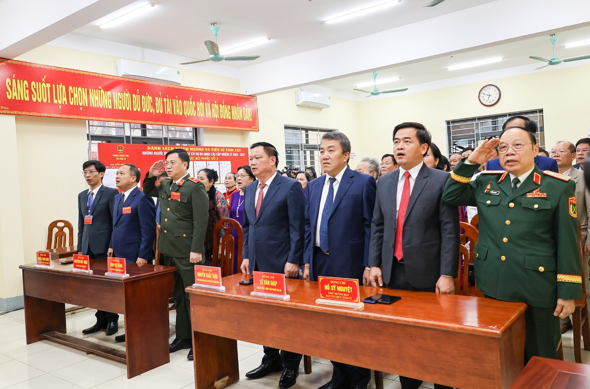 Bí thư Tỉnh uỷ Nghệ An Nguyễn Khắc Thận cùng các đại biểu thực hiện nghi thức chào cờ