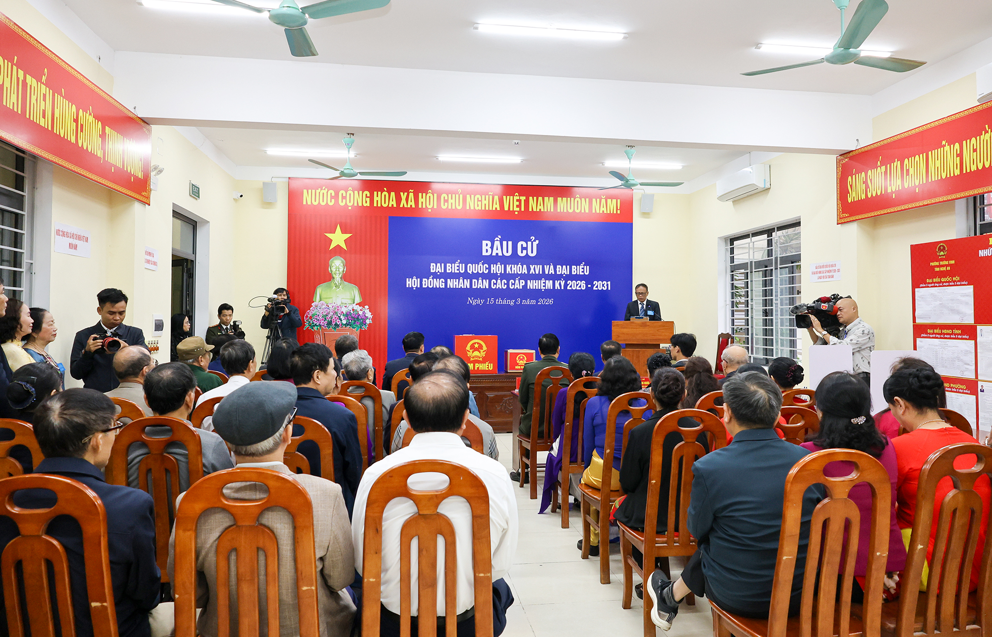 Đông đảo cử tri Nghệ An tham gia bỏ phiếu trong không khí trang trọng