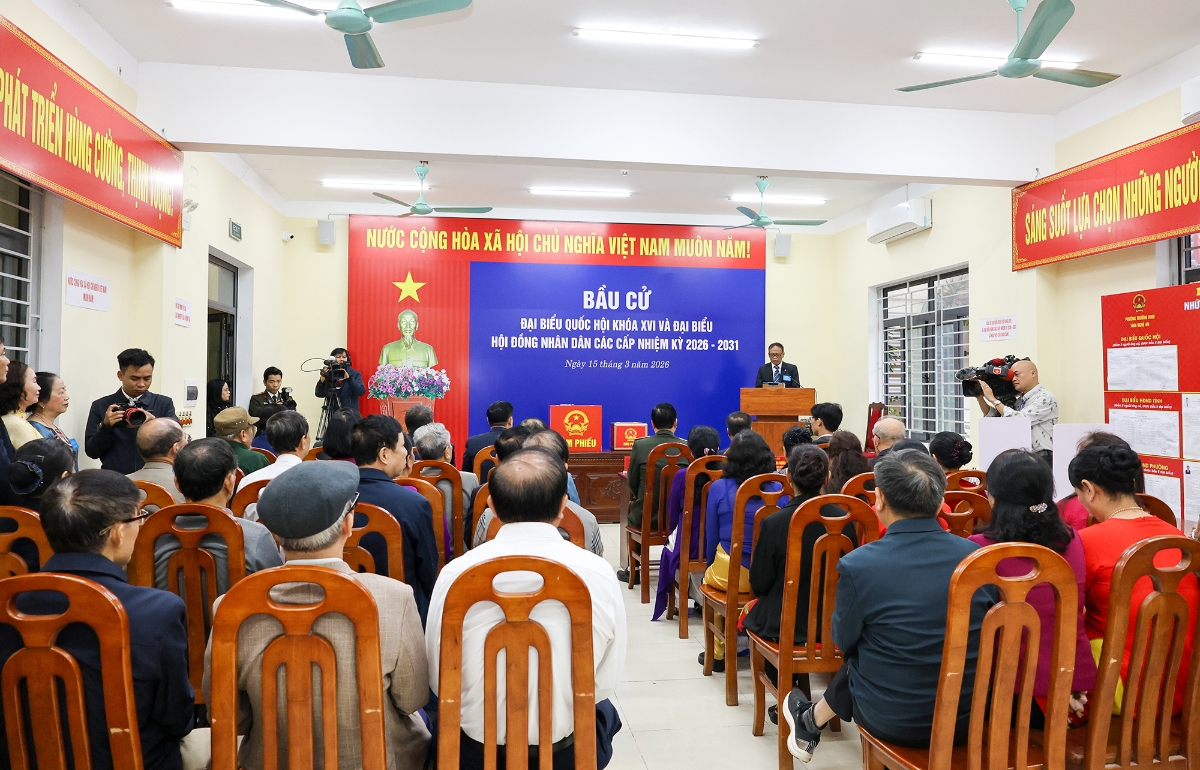 Đông đảo cử tri Nghệ An tham gia bỏ phiếu trong không khí trang trọng