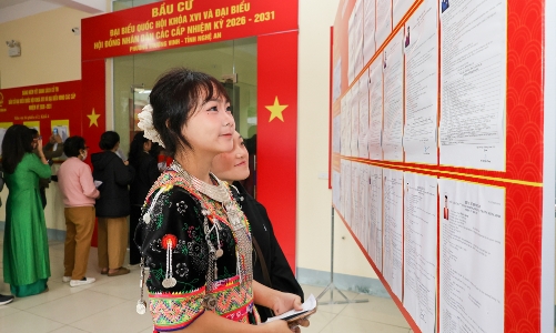 Cử tri miền Trung hân hoan đi bỏ phiếu bầu cử